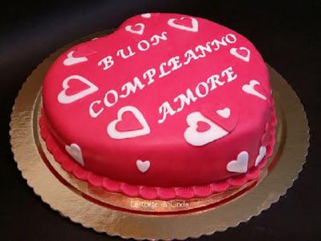 Torta con cuori buon compleanno amore