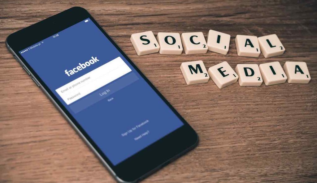 Facebook diventa a pagamento | Devi sborsare 100€ per restare online: solo così non vedi sparire il tuo profilo dalla rete