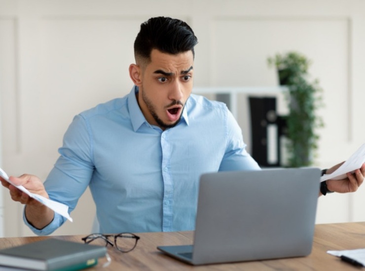 Uomo sconvolto al pc