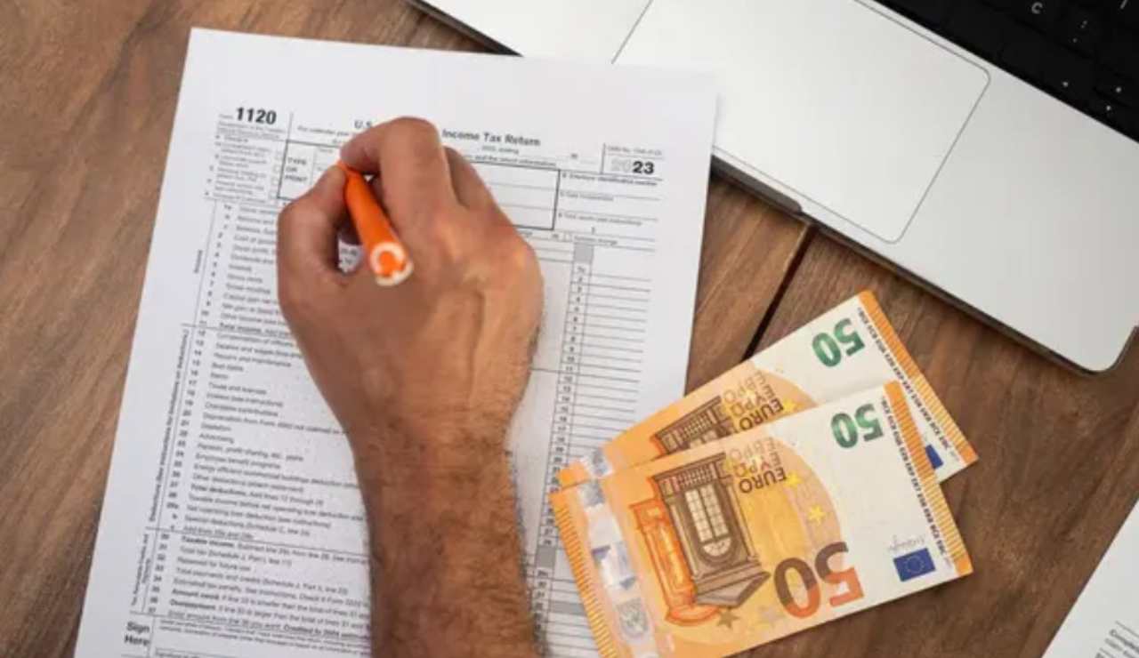 Dichiarazione dei redditi e soldi (Depositphotos foto) - www.frasidadedicare.it