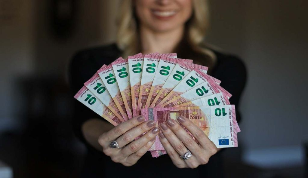 Pioggia di soldi dall’INPS: arriva il bonus estivo da 150 euro | Ecco come ottenerli prima che finiscano