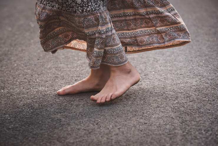 Illustrazione di piedi screpolati (pixabay FOTO) - frasidadedicare.it