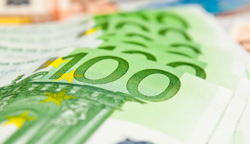 Subito 300€ in più al mese: questi italiani possono festeggiare | Si richiede solo in questo ufficio