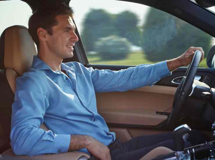 Uomo al volante