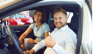 Coppia felice in auto