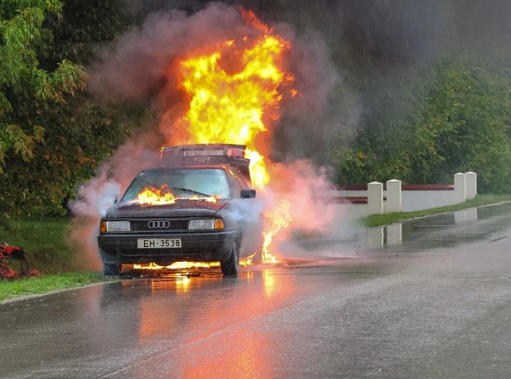 Auto in fiamme