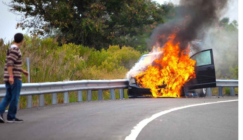 La macchina ha preso fuoco da sola | Panico tra gli automobilisti, queste le auto che sono finite nel mirino