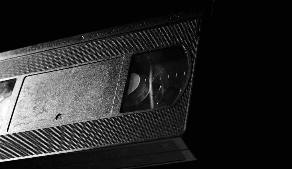 Trova una vecchia videocassetta in soffitta e resta sconvolto: vale una fortuna | In molti ce l’hanno ancora